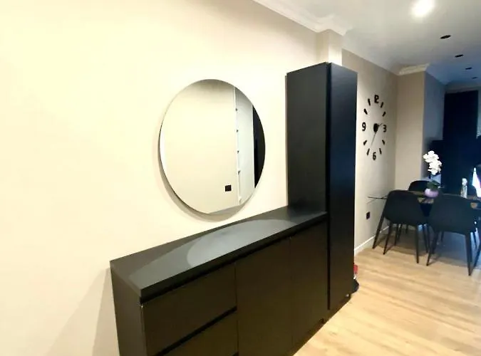 Rooftop Sunset View 티라나